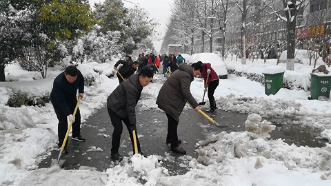 颍东人社局党员干部清理路面冰雪